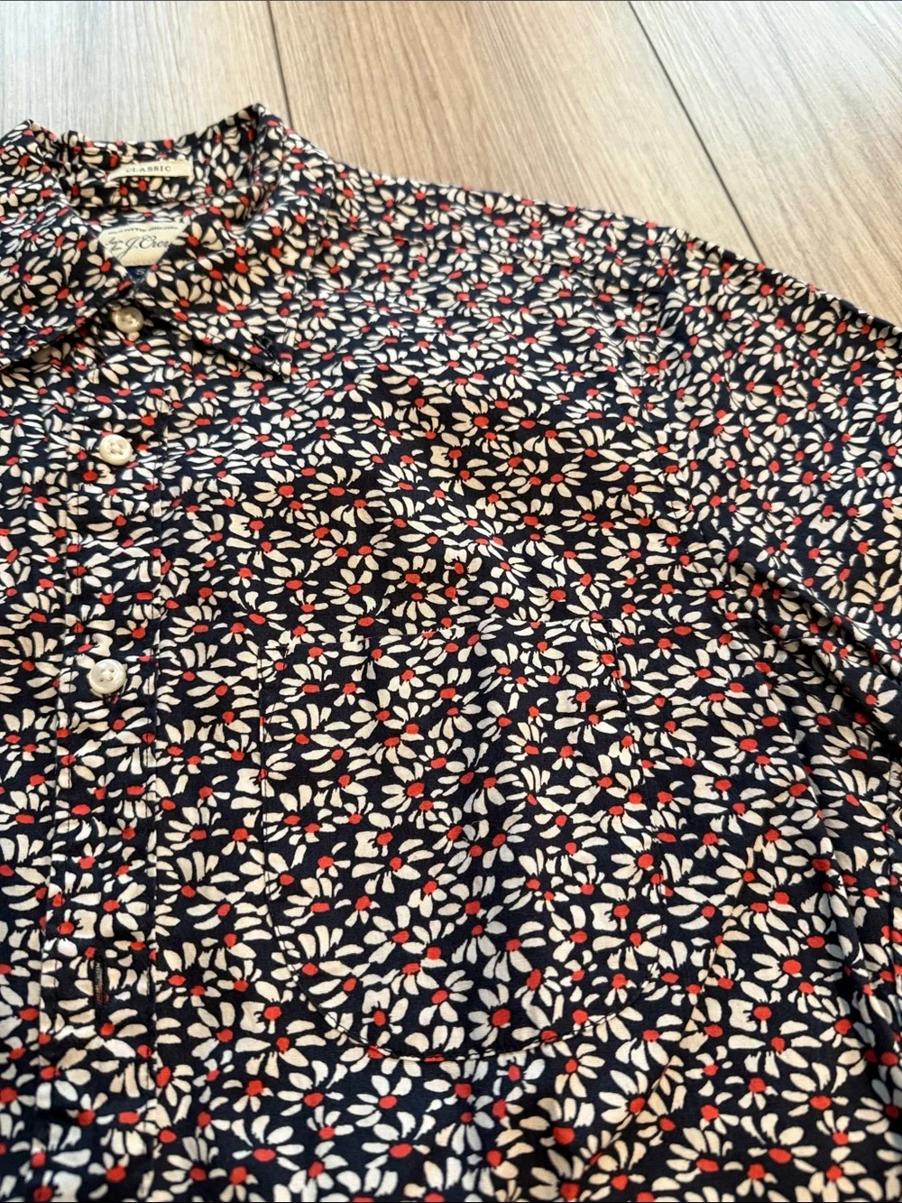 J. Crew Men’s Navy Short Sleeve Button-Down Shirt Red & White Floral Print Small